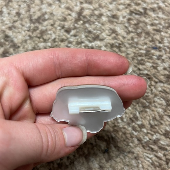 Adorable yawning cat pin - Picture 4 of 4